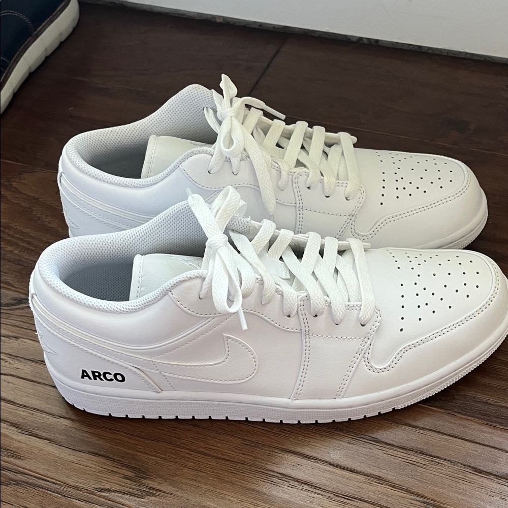 Nike Air Jordan 1 Low Triple White
(553558-136)